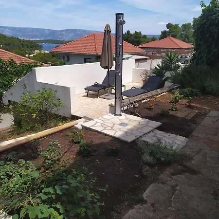 Apartment Cozy In The Shade Of The Pines. Jelsa (Hvar)